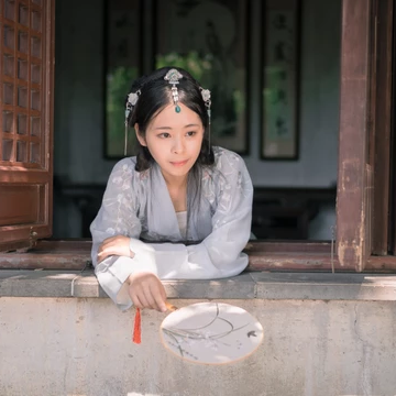 淡雅帶傘團(tuán)扇女生頭像，唯美古風(fēng)真人頭像