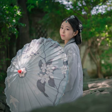 淡雅帶傘團(tuán)扇女生頭像，唯美古風(fēng)真人頭像