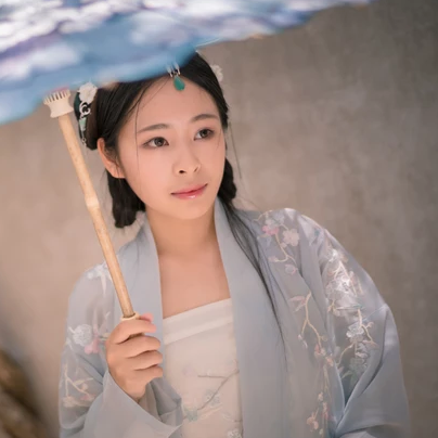 淡雅帶傘團(tuán)扇女生頭像，唯美古風(fēng)真人頭像