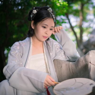 淡雅帶傘團(tuán)扇女生頭像，唯美古風(fēng)真人頭像