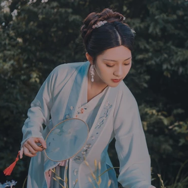 文藝帶團(tuán)扇女生頭像，唯美古風(fēng)真人頭像