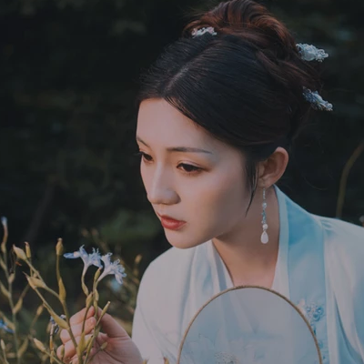 文藝帶團(tuán)扇女生頭像，唯美古風(fēng)真人頭像