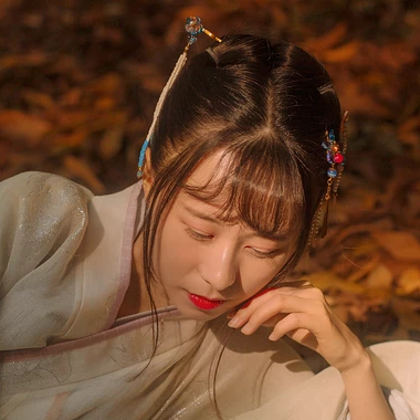 秋藝帶折扇女生頭像，唯美古風(fēng)真人頭像