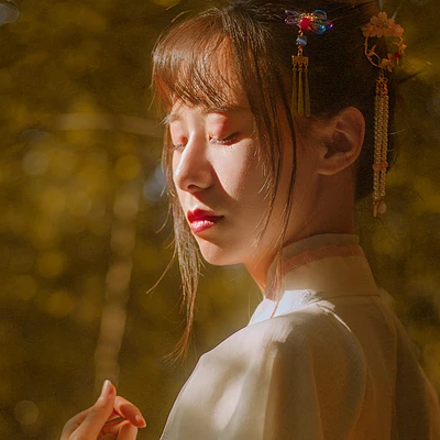 秋藝帶折扇女生頭像，唯美古風(fēng)真人頭像