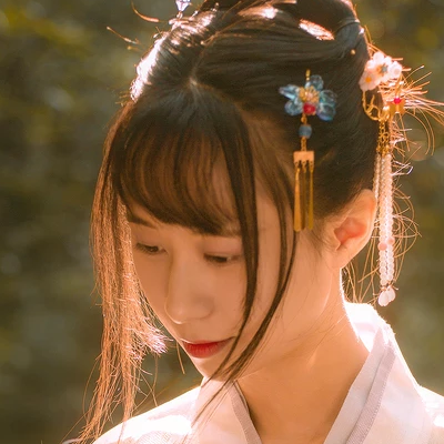 秋藝帶折扇女生頭像，唯美古風(fēng)真人頭像