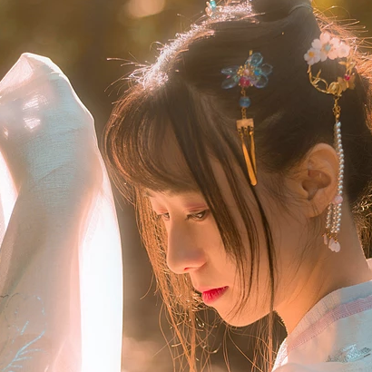 秋藝帶折扇女生頭像，唯美古風(fēng)真人頭像