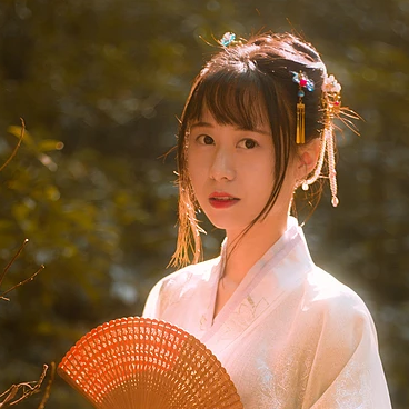 秋藝帶折扇女生頭像，唯美古風(fēng)真人頭像