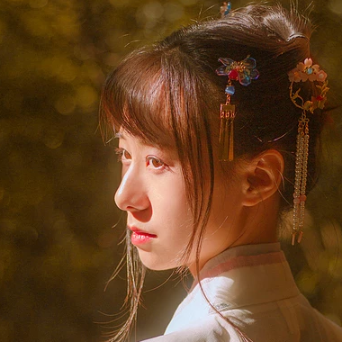 秋藝帶折扇女生頭像，唯美古風(fēng)真人頭像