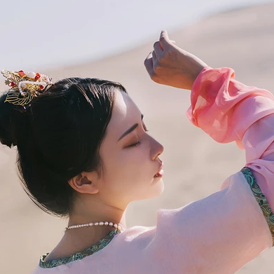 沙漠紅衣女子頭像，唯美古風(fēng)真人頭像