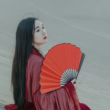 沙漠紅衣帶傘女生頭像，唯美古風(fēng)真人頭像