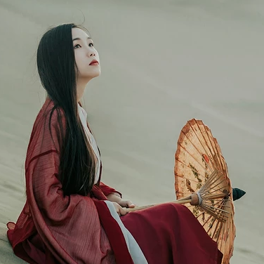 沙漠紅衣帶傘女生頭像，唯美古風(fēng)真人頭像