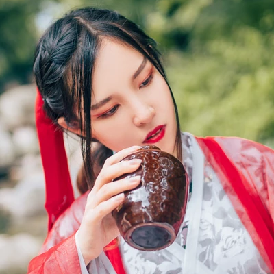 紅衣喝酒女生頭像，唯美古風(fēng)真人頭像