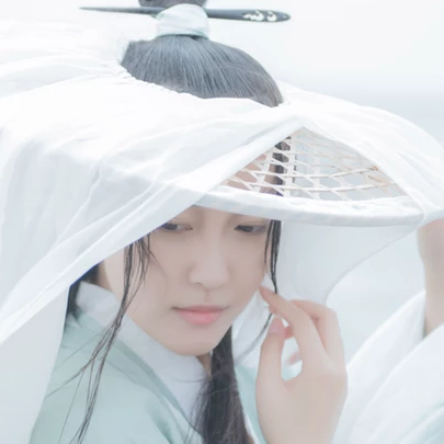 素衣俠客女生頭像，唯美古風(fēng)真人頭像