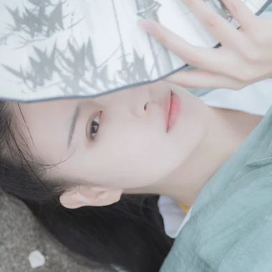 素衣俠客女生頭像，唯美古風(fēng)真人頭像