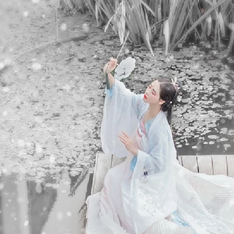 雪景帶團(tuán)扇女生頭像，唯美古風(fēng)真人頭像