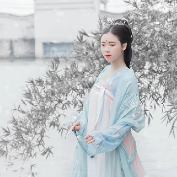 雪景帶團(tuán)扇女生頭像，唯美古風(fēng)真人頭像