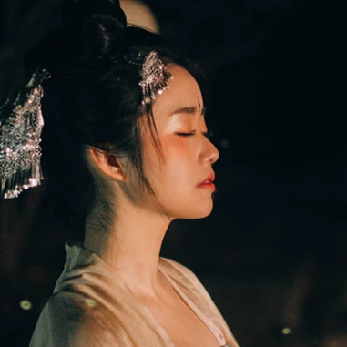 夜景帶團(tuán)扇女生頭像，唯美古風(fēng)真人頭像