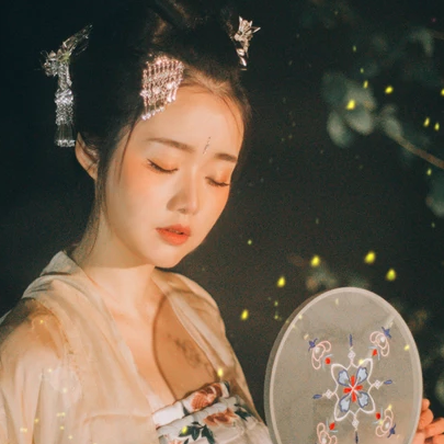 夜景帶團(tuán)扇女生頭像，唯美古風(fēng)真人頭像