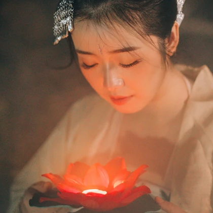 夜景帶團(tuán)扇女生頭像，唯美古風(fēng)真人頭像