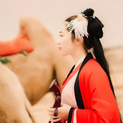 大漠紅衣帶傘女生頭像，唯美古風(fēng)真人頭像