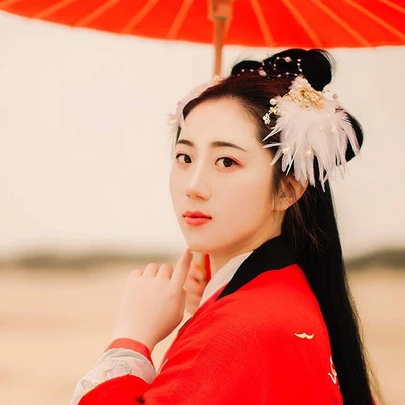 大漠紅衣帶傘女生頭像，唯美古風(fēng)真人頭像
