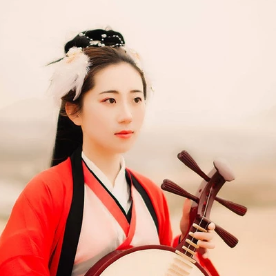 大漠紅衣帶傘女生頭像，唯美古風(fēng)真人頭像