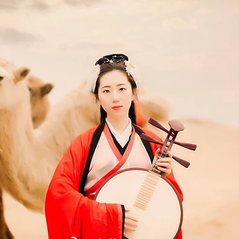 大漠紅衣帶傘女生頭像，唯美古風(fēng)真人頭像