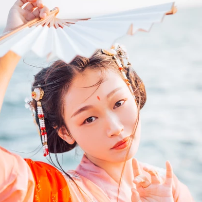 滄海風(fēng)舞帶折扇女生頭像，唯美古風(fēng)真人頭像