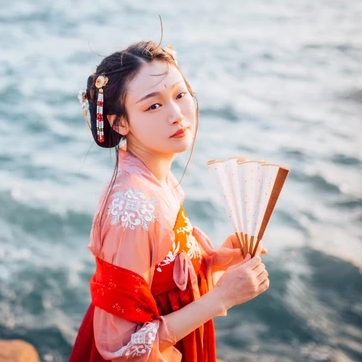 滄海風(fēng)舞帶折扇女生頭像，唯美古風(fēng)真人頭像
