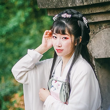 花庭樹下女生頭像，唯美古風(fēng)真人頭像