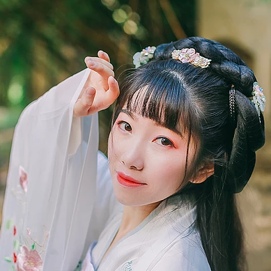 花庭樹下女生頭像，唯美古風(fēng)真人頭像