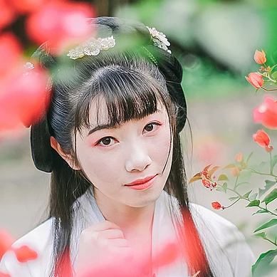花庭樹下女生頭像，唯美古風(fēng)真人頭像