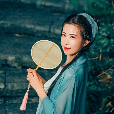 青青帶團(tuán)扇女生頭像，唯美古風(fēng)真人頭像
