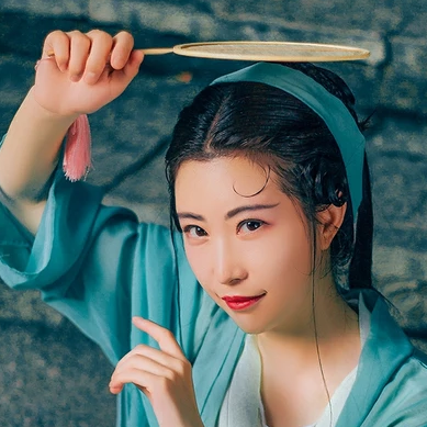 青青帶團(tuán)扇女生頭像，唯美古風(fēng)真人頭像