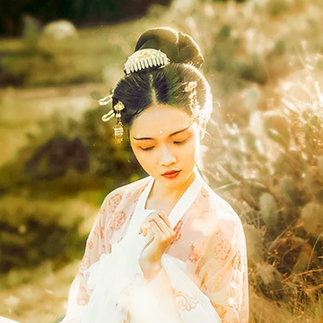 淡雅文藝帶團(tuán)扇女生頭像，唯美古風(fēng)真人頭像