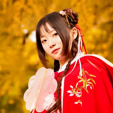 銀杏紅衣閨蜜頭像，唯美古風(fēng)真人頭像