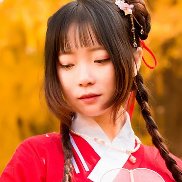 銀杏紅衣閨蜜頭像，唯美古風(fēng)真人頭像