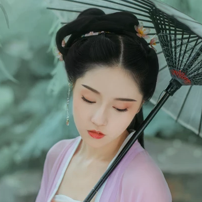 柳下紫衣帶傘頭像，唯美古風(fēng)真人頭像