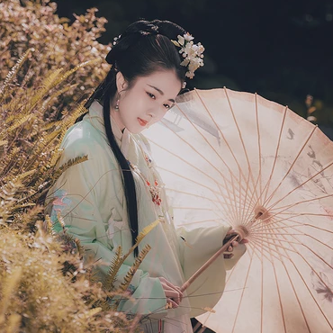 云鶴漢服帶傘頭像，唯美古風(fēng)真人頭像