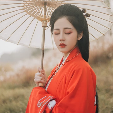 紅衣蒹葭帶傘頭像，唯美古風(fēng)真人頭像