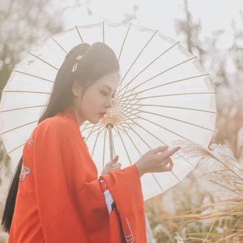 紅衣蒹葭帶傘頭像，唯美古風(fēng)真人頭像