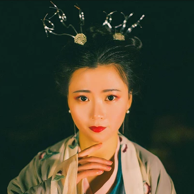 夜晚彈琵琶女生頭像，唯美古風(fēng)真人頭像