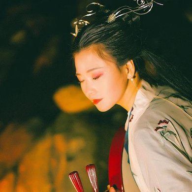 夜晚彈琵琶女生頭像，唯美古風(fēng)真人頭像