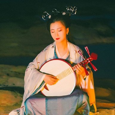 夜晚彈琵琶女生頭像，唯美古風(fēng)真人頭像