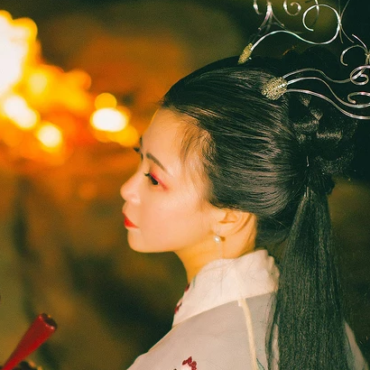 夜晚彈琵琶女生頭像，唯美古風(fēng)真人頭像