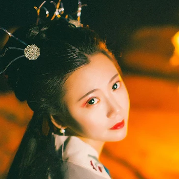 夜晚彈琵琶女生頭像，唯美古風(fēng)真人頭像