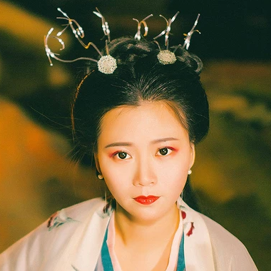 夜晚彈琵琶女生頭像，唯美古風(fēng)真人頭像