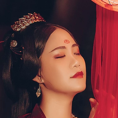 紅衣帶團扇女生頭像，唯美古風(fēng)真人頭像