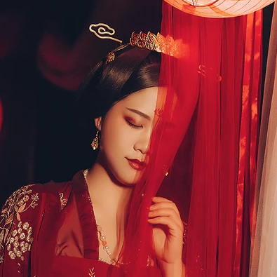 紅衣帶團扇女生頭像，唯美古風(fēng)真人頭像