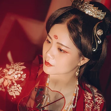 紅衣帶團扇女生頭像，唯美古風(fēng)真人頭像